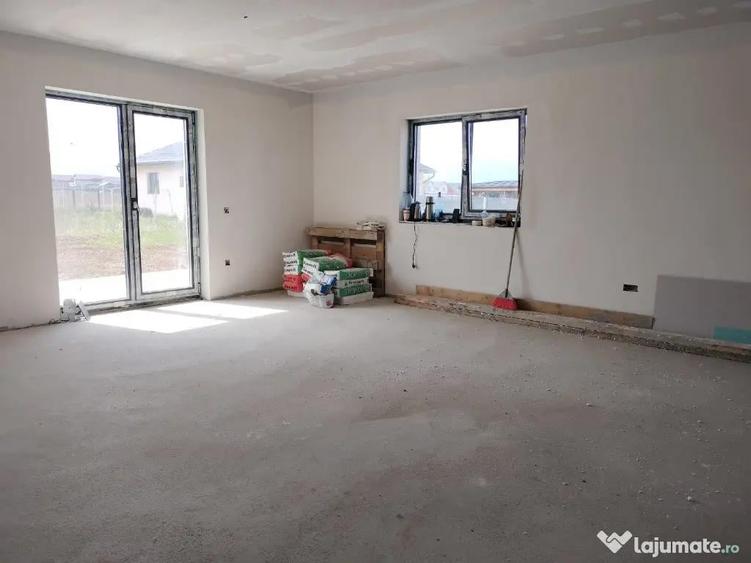 Casă cu 4 camere cu Teren 350 Mp în Tărlungeni