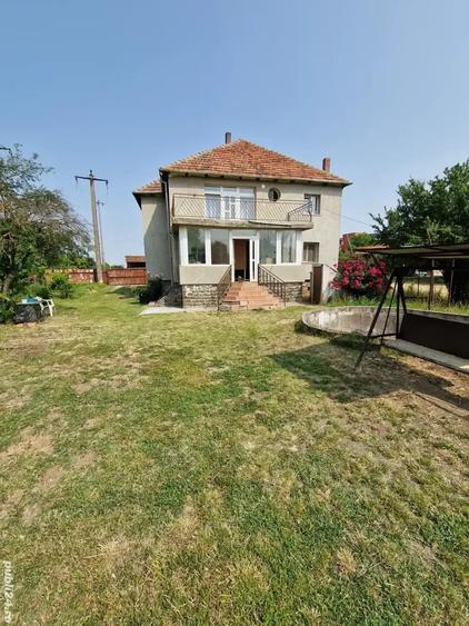 Casă cu 6 camere cu Teren 4500 Mp în Torontalului