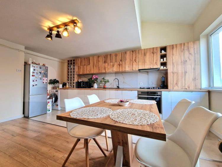 Apartament cu 4 camere semidecomandat, mobilat în Florești