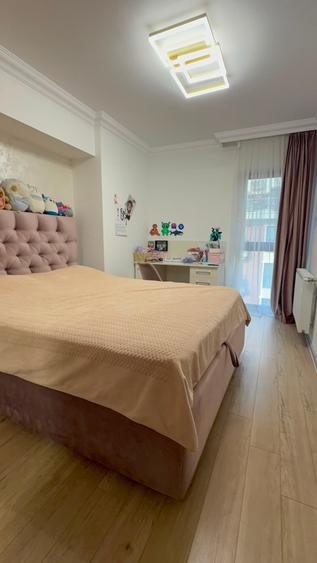 Apartament cu 4 camere decomandat în Drumul Taberei