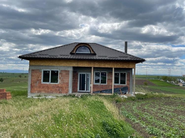 Casă cu 4 camere în Ipotești