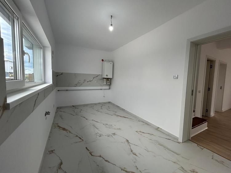 Duplex cu 5 camere cu Canalizare în Popas Păcurari