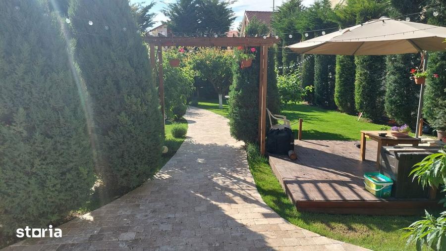 Casă cu 5 camere cu Canalizare în Central