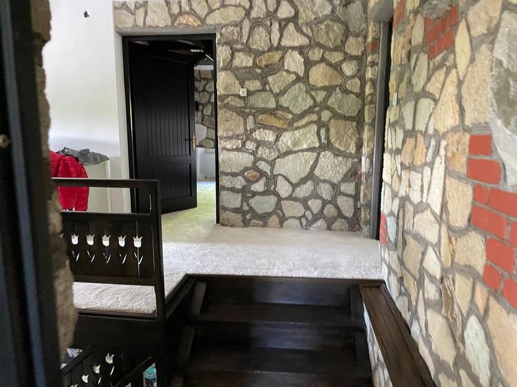 Casă individuală cu 4 camere cu Canalizare în Dealuri Oradea