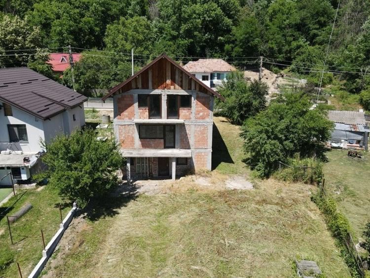 Casă individuală cu 4 camere cu Canalizare în Merișani