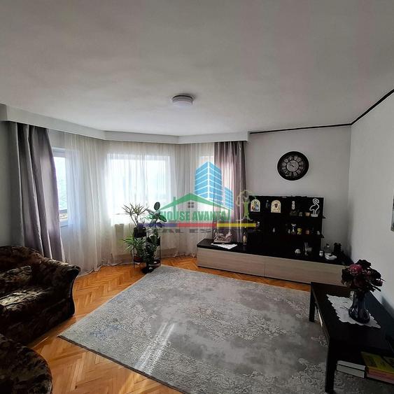 Apartament cu 4 camere decomandat, mobilat în Est