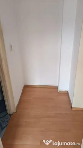 Apartament cu 3 camere semidecomandat în Micro 4