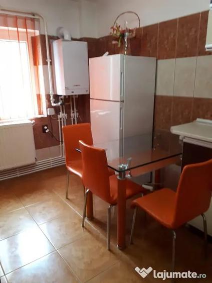 Apartament cu 3 camere semidecomandat în Buzaului