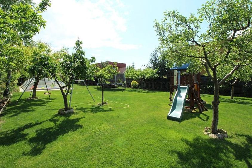 Casă individuală cu 9 camere cu Piscina în Iancu Nicolae