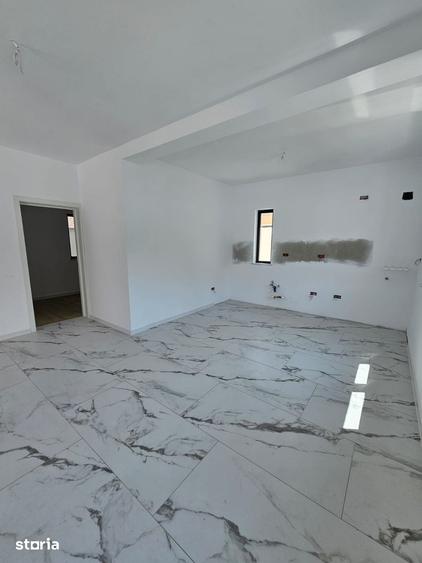 Casă cu 4 camere cu Teren 322 Mp în Romanești
