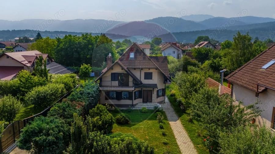 Casă cu Teren 1332 Mp în Cristian