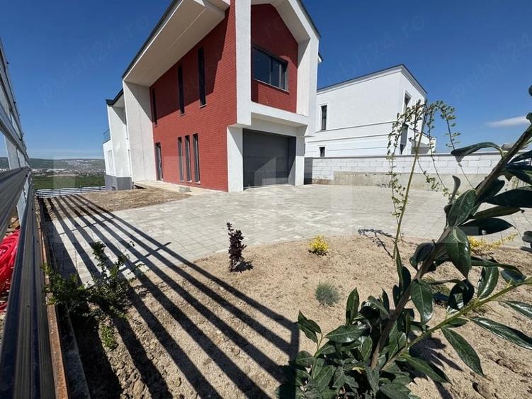 Casă individuală cu 6 camere cu Garaj în Sopor