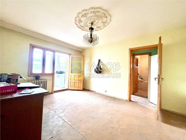 Apartament cu 3 camere semidecomandat în Central