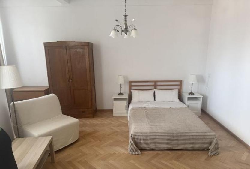 Apartament cu 3 camere semidecomandat, mobilat în Grivița