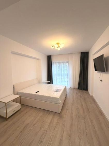 Apartament cu 3 camere semidecomandat, mobilat în Pipera