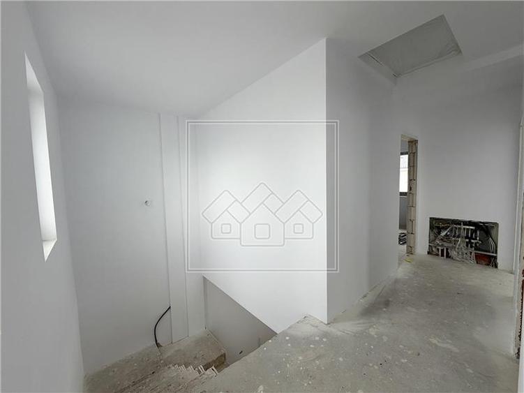 Duplex cu 5 camere cu Canalizare în Șura Mică
