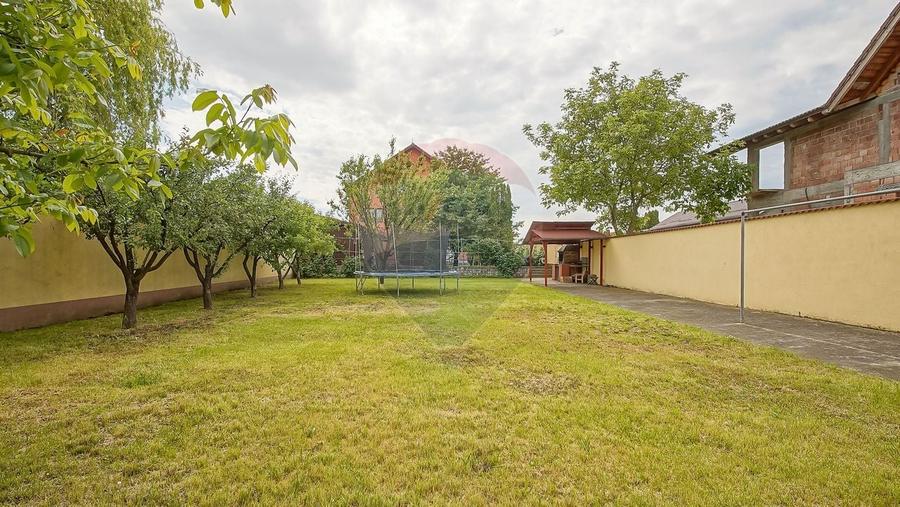 Casă individuală cu 10 camere cu Teren 1300 Mp în Hălchiu