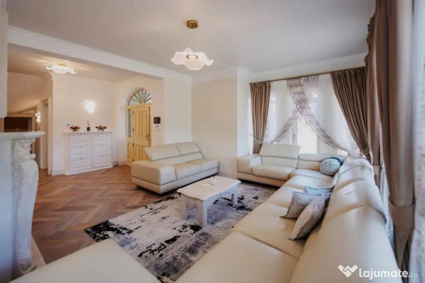 Casă cu 8 camere cu Teren 11880 Mp în Horodnic