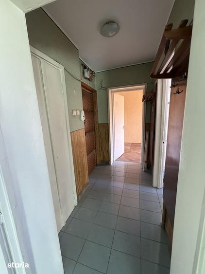 Apartament cu 3 camere semidecomandat în Calea București