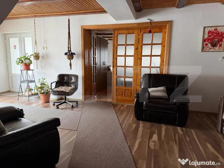 Casă cu 5 camere cu Teren 21111 Mp în Central