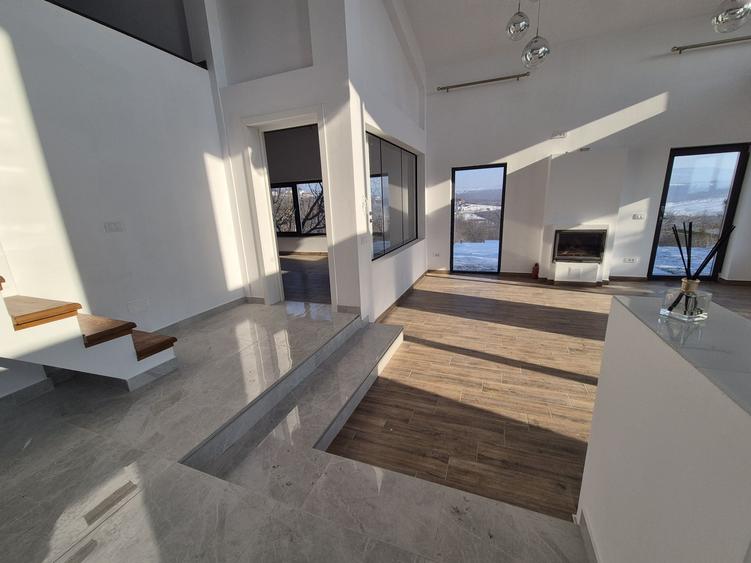 Casă cu 4 camere în Bucium