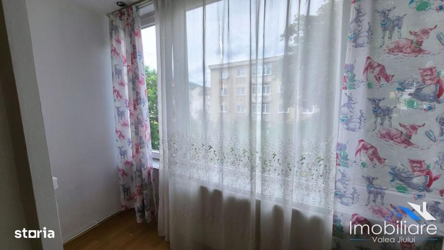 Apartament 3 camere, Vulcan, Str. Pinului, Etaj 2, 63 mp, 2 balcoane - 1