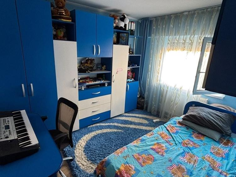 Apartament cu 3 camere decomandat în Micro 17