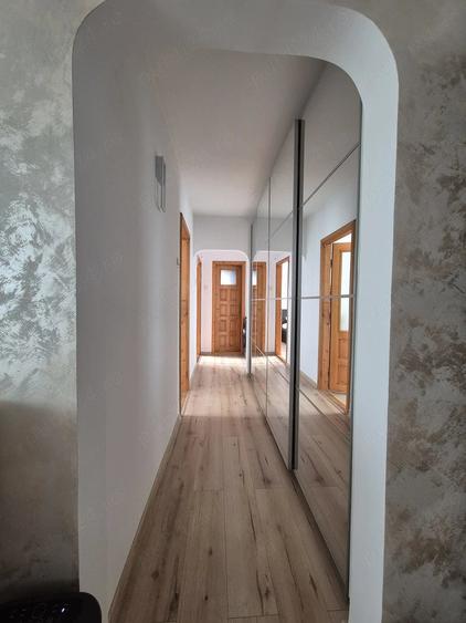 Apartament cu 3 camere semidecomandat, mobilat în Sud