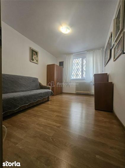 Apartament cu 3 camere decomandat în Tei