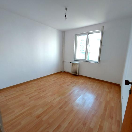 Apartament cu 3 camere decomandat în Vitan