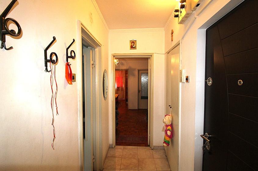 Apartament cu 3 camere semidecomandat în Mazepa 1