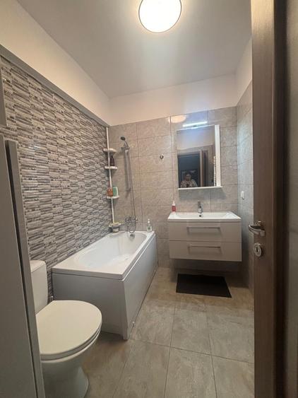 Apartament cu 3 camere decomandat, mobilat în Păcii