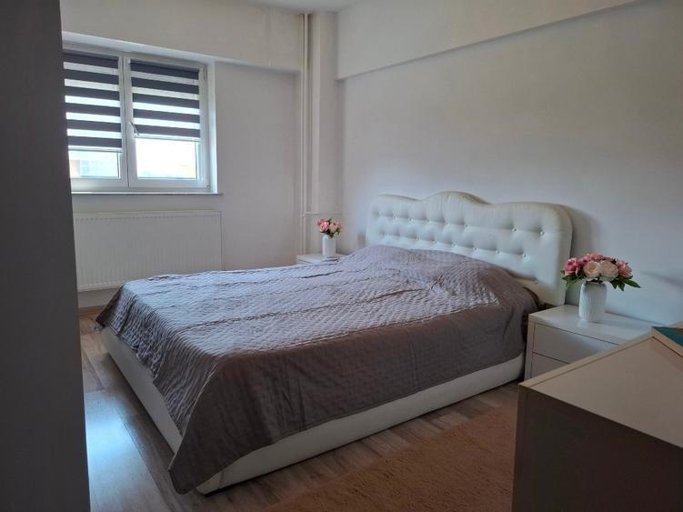 Apartament cu 3 camere decomandat în Calea București