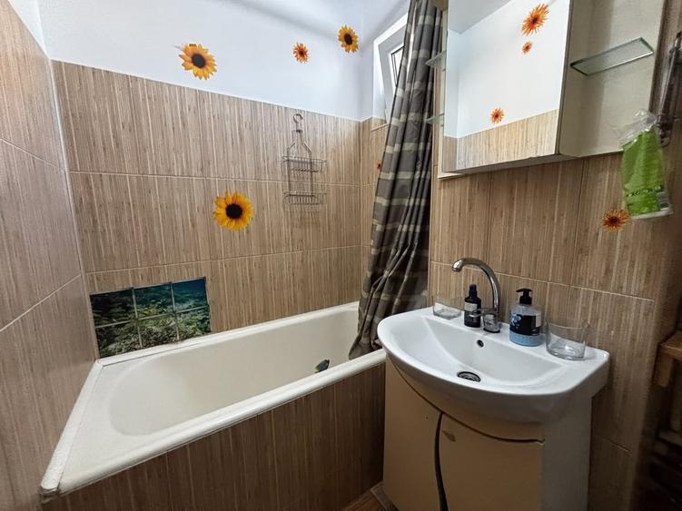 Apartament cu 3 camere semidecomandat în Obor