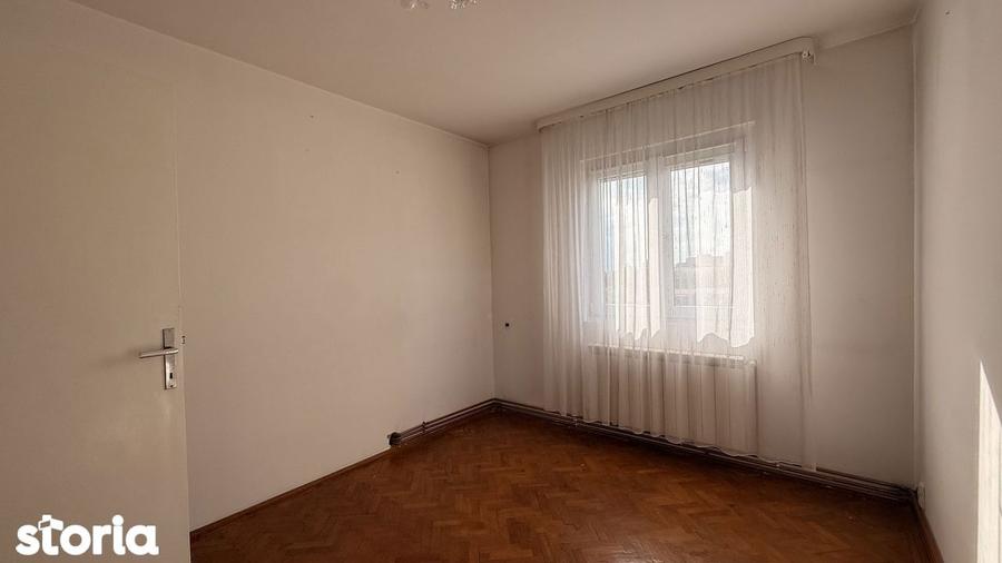 Apartament cu 3 camere semidecomandat în Circumvalațiunii