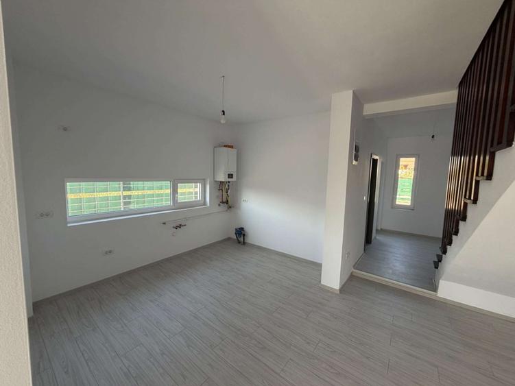 Duplex cu 4 camere cu Teren 300 Mp în Săcălaz