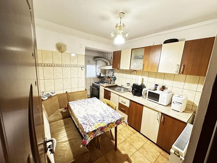 Apartament cu 4 camere decomandat în Central