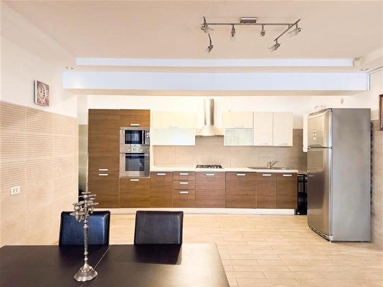 Apartament cu 3 camere decomandat, mobilat în Aviatorilor
