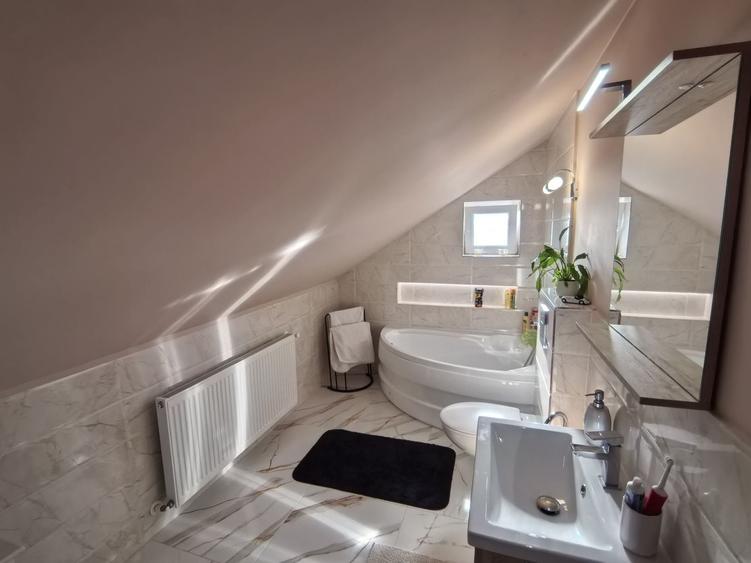 Apartament cu 4 camere decomandat în Florești