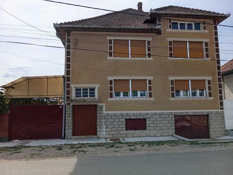 Casă cu 4 camere cu Teren 390 Mp în Central