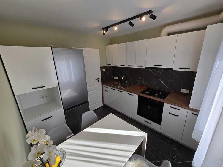 Apartament cu 3 camere semidecomandat în Circumvalațiunii