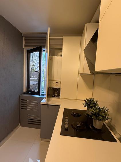 Apartament cu 5 camere decomandat în Drumul Taberei