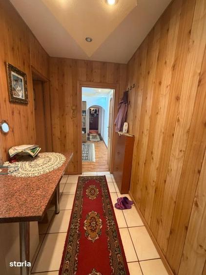 Apartament cu 3 camere semidecomandat în Craiovița Nouă
