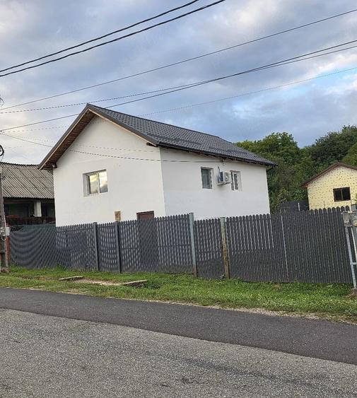 Casă cu Teren 239 Mp în Coșești