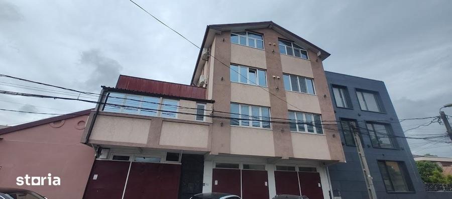 Casă cu 10 camere cu Teren 403 Mp în Trocadero