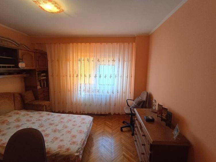 Apartament cu 3 camere decomandat în Stadion