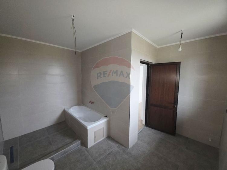 Casă individuală cu 4 camere cu Teren 6110 Mp în Girov