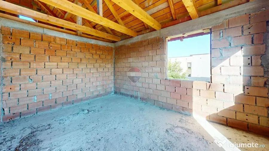 Casă cu 5 camere cu Teren 1000 Mp în Cristian