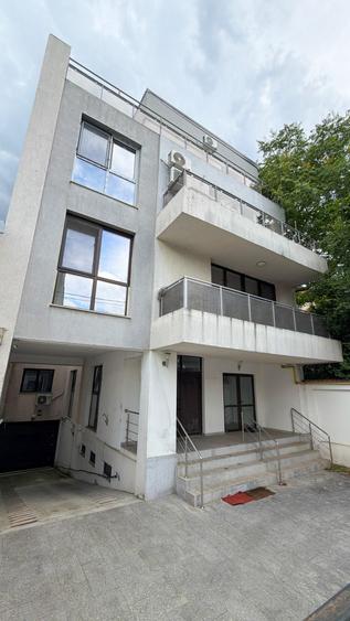 Apartament cu 3 camere semidecomandat în Banu Manta