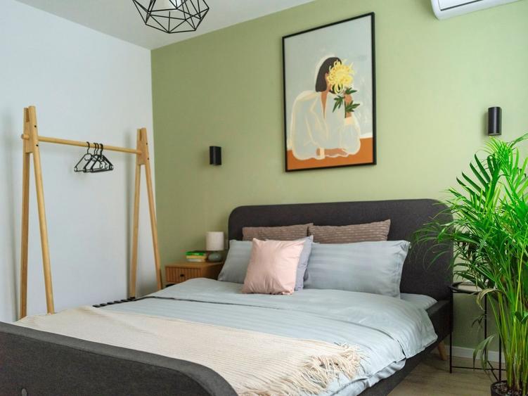 Apartament cu 3 camere semidecomandat, mobilat în